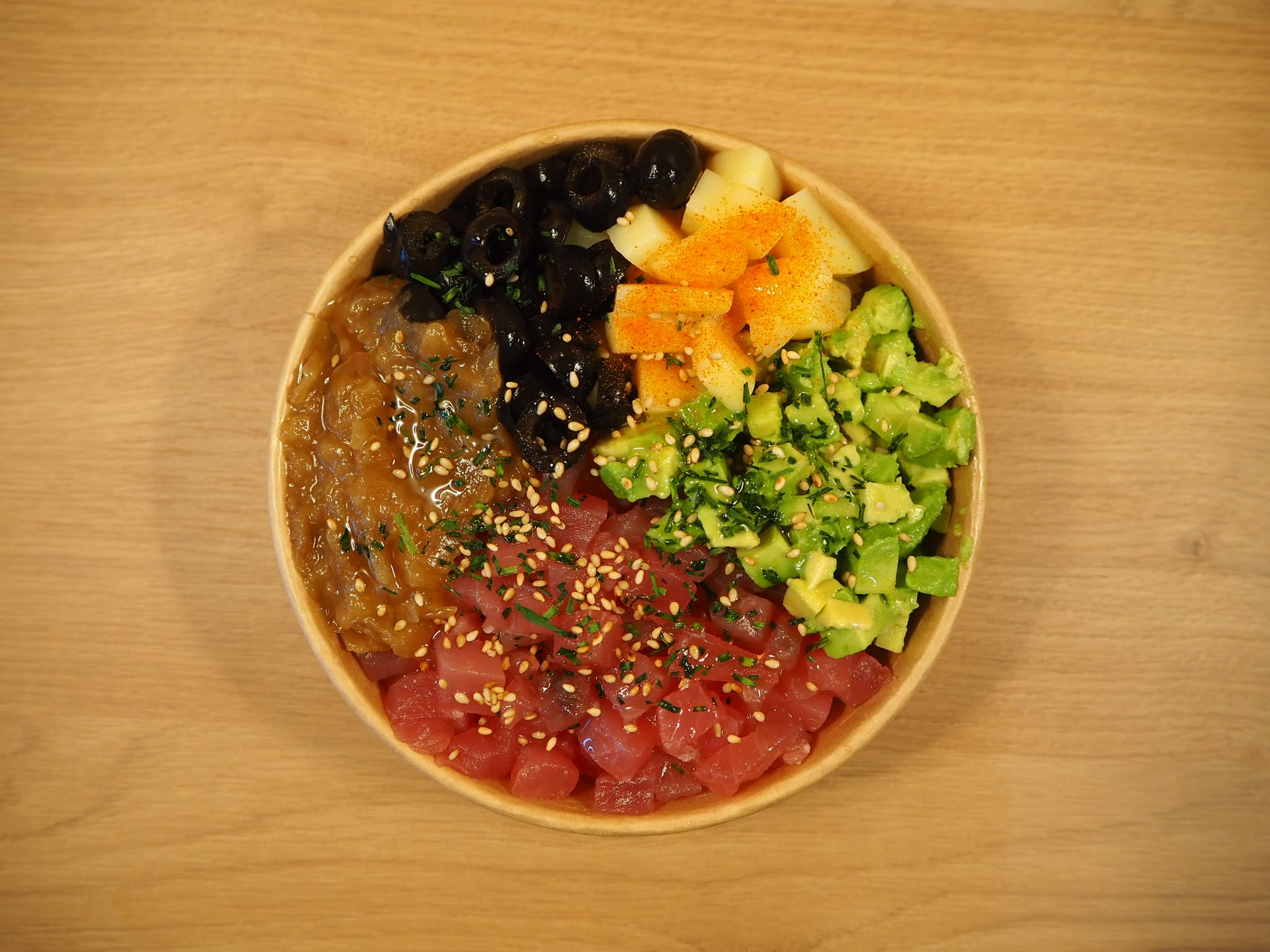 Colorido bowl de poké con atún, aguacate, mango y otros ingredientes frescos en Kea Healthy for